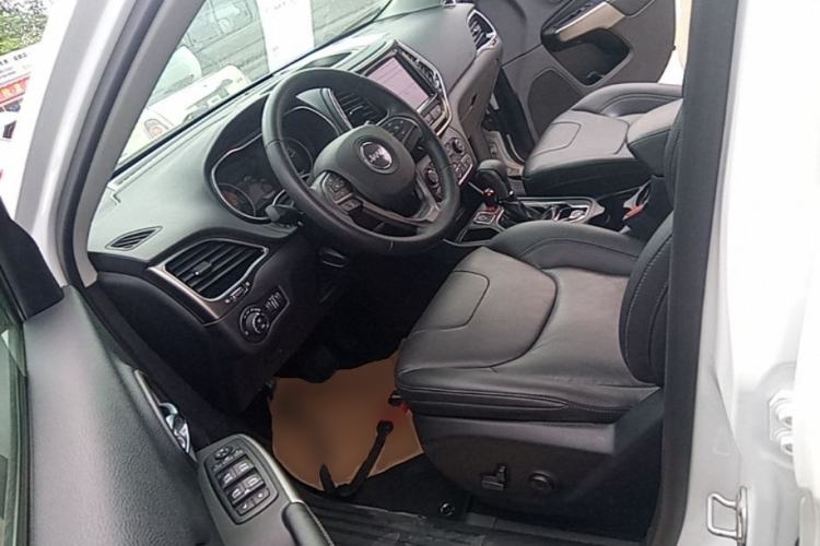 Used Jeep Cherokee 2019 2.0T Two-Wheel Drive Smart Enjoyment Version China VI Left Front Seat