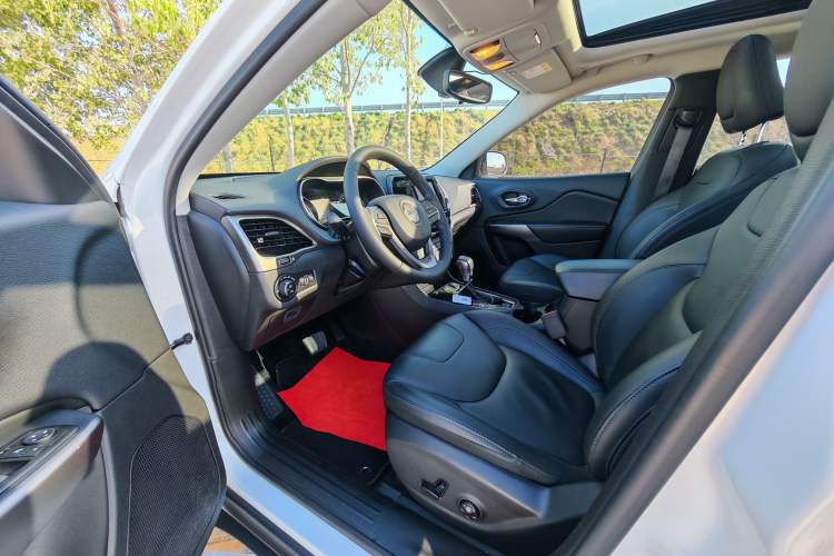 Used Jeep Cherokee 2019 2.0T Two-Wheel Drive Smart Enjoyment Version China VI Left Front Seat