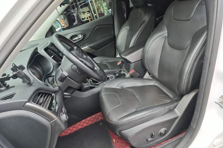 Used Jeep Cherokee 2019 2.0L Two-Wheel Drive Premium Edition China V Emission Standard Left Front Seat