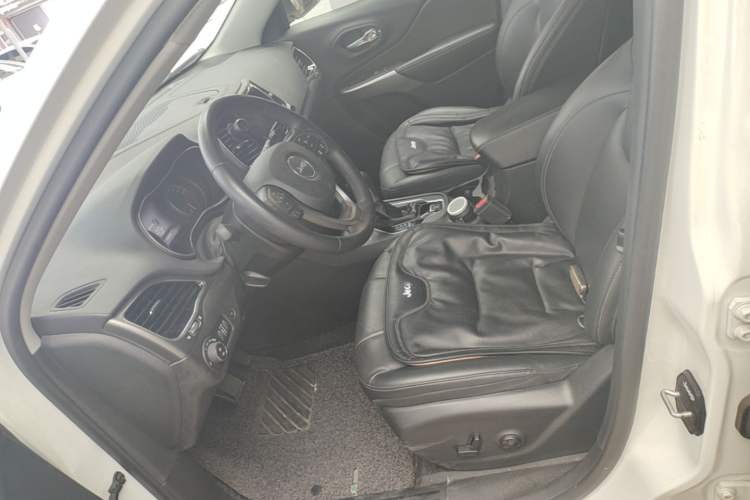 Used Jeep Cherokee 2019 2.0T Four-Wheel Drive Explorer Edition China VI Emission Standard Left Front Seat