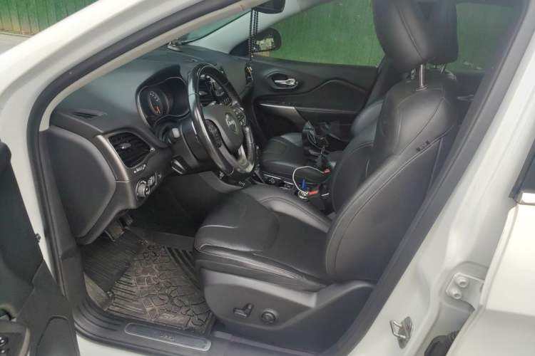 Used Jeep Cherokee 2019 2.0T Four-Wheel Drive All-Round Version China VI Left Front Seat