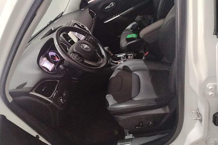 Used Jeep Cherokee 2019 2.0T Two-Wheel Drive Smart Enjoyment Version China V Left Front Seat