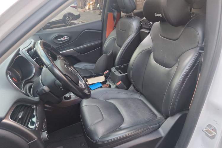 Used Jeep Cherokee 2019 2.0T Four-Wheel Drive Explorer Edition China V Left Front Seat