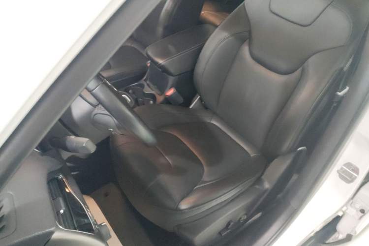 Used Jeep Cherokee 2019 2.0T Two-Wheel Drive Smart Enjoyment Version China V Left Front Seat