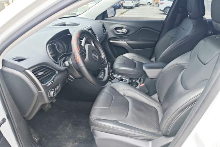 Used Jeep Cherokee 2019 2.0T Two-Wheel Drive Smart Enjoyment Version China V Left Front Seat