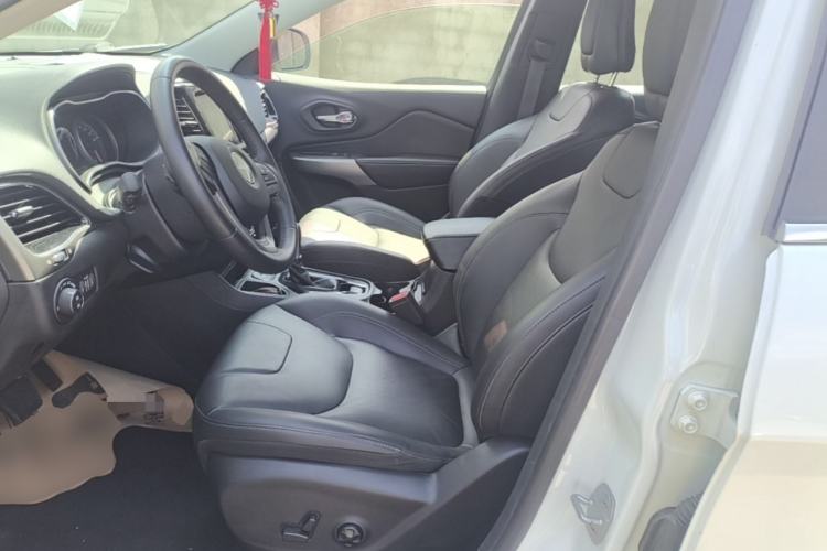 Used Jeep Cherokee 2019 2.0T Two-Wheel Drive Smart Enjoyment Version China VI Left Front Seat