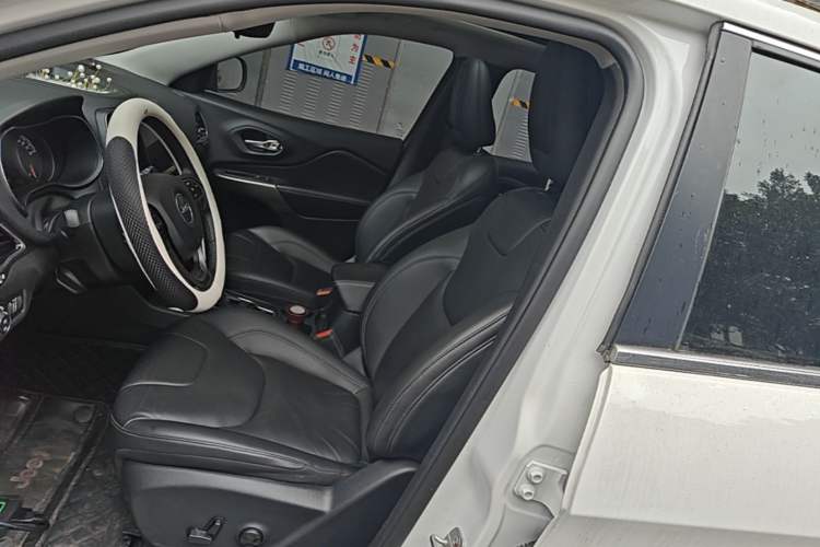 Used Jeep Cherokee 2019 2.0T Two-Wheel Drive Smart Enjoyment Version China V Left Front Seat