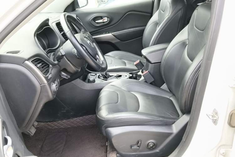 Used Jeep Cherokee 2019 2.0T Four-Wheel Drive Explorer Edition China VI Emission Standard Left Front Seat