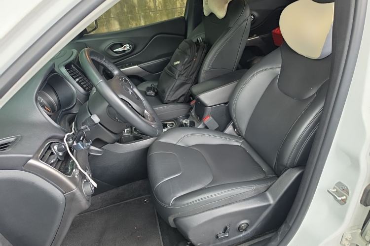 Used Jeep Cherokee 2019 2.0T Two-Wheel Drive Smart Enjoyment Version China V Left Front Seat