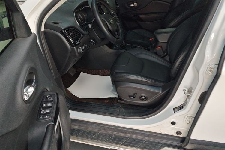 Used Jeep Cherokee 2019 2.0T Four-Wheel Drive Explorer Edition China VI Emission Standard Left Front Seat