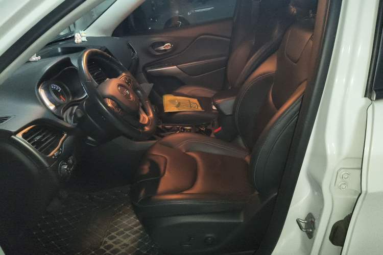 Used Jeep Cherokee 2019 2.0L 2WD Premium Edition China VI Left Front Seat