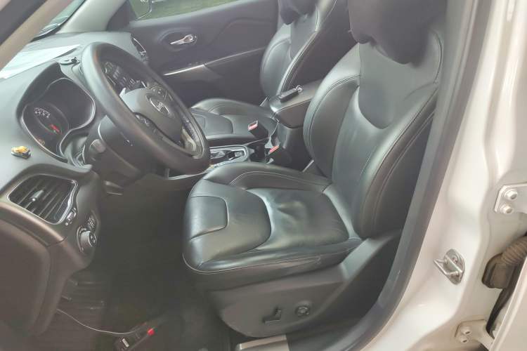 Used Jeep Cherokee 2019 2.0T Two-Wheel Drive Smart Enjoyment Version China VI Left Front Seat