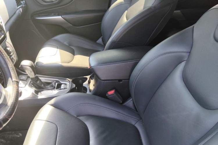 Used Jeep Cherokee 2019 2.0T Four-Wheel Drive Explorer Edition China VI Emission Standard Left Front Seat