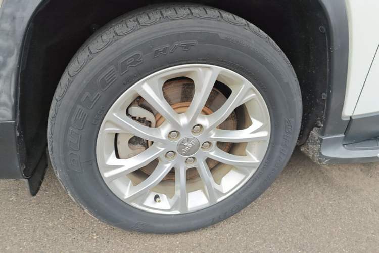 Used Jeep Cherokee 2019 2.0L Two-Wheel Drive Premium Edition China V Emission Standard Left Front Wheel Hub