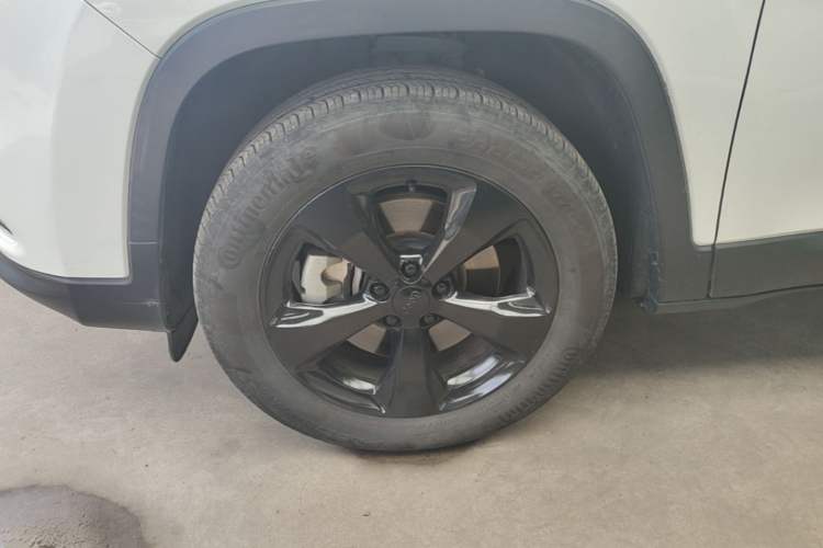 Used Jeep Cherokee 2019 2.0T Four-Wheel Drive Explorer Edition China VI Emission Standard Left Front Wheel Hub