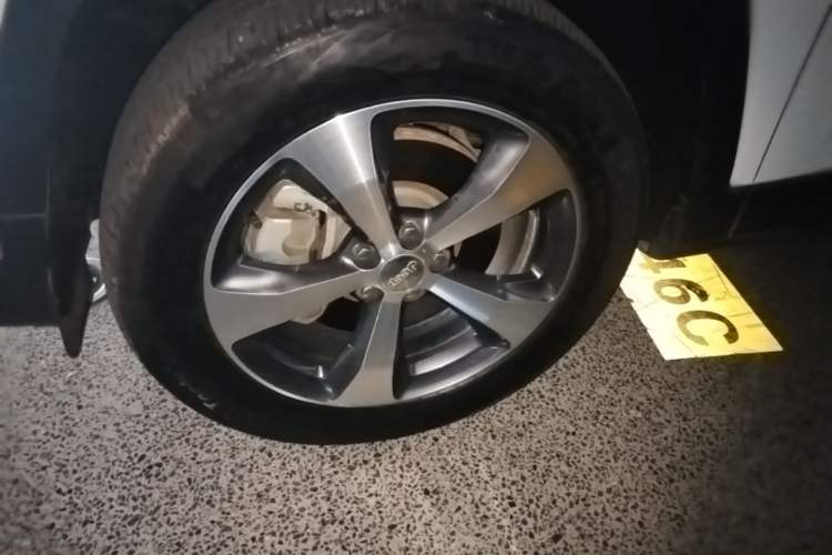 Used Jeep Cherokee 2019 2.0T Four-Wheel Drive Explorer Edition China V Left Front Wheel Hub