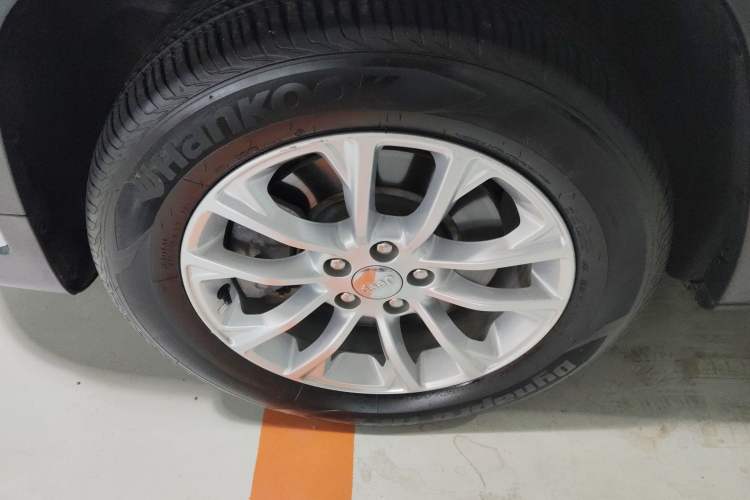 Used Jeep Cherokee 2019 2.0T Two-Wheel Drive Smart Enjoyment Version China V Left Front Wheel Hub