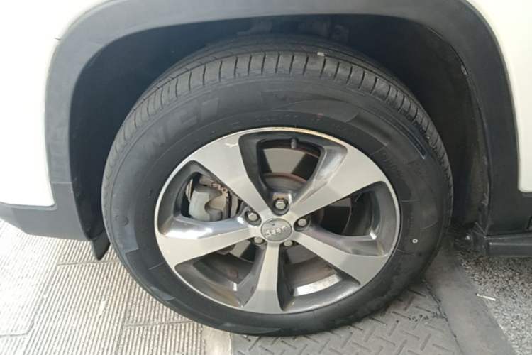 Used Jeep Cherokee 2019 2.0T Four-Wheel Drive Exploration Edition + Autonomous Driving Smart Package China V Left Front Wheel Hub