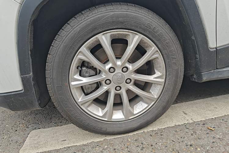 Used Jeep Cherokee 2019 2.0T Two-Wheel Drive Smart Enjoyment Version China V Left Front Wheel Hub