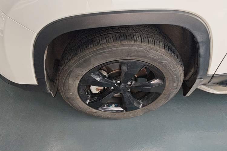 Used Jeep Cherokee 2019 2.0T Four-Wheel Drive Explorer Edition China VI Emission Standard Left Front Wheel Hub