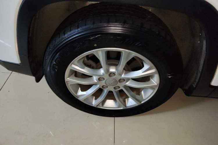 Used Jeep Cherokee 2019 2.0T Two-Wheel Drive Smart Enjoyment Version China VI Left Front Wheel Hub