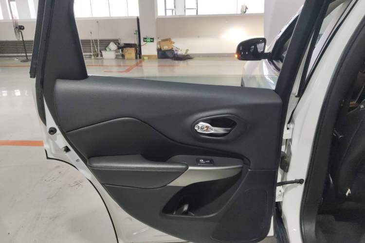 Used Jeep Cherokee 2019 2.0T Two-Wheel Drive Smart Enjoyment Version China V Left Rear Door Interior