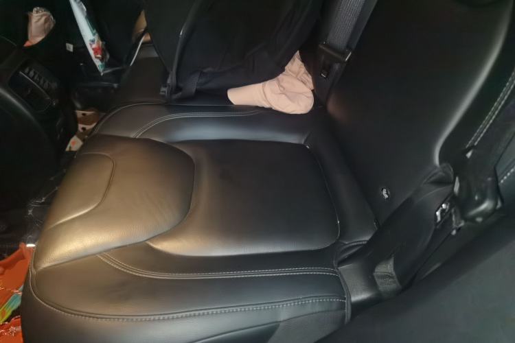 Used Jeep Cherokee 2019 2.0T Two-Wheel Drive Smart Enjoyment Version China VI Left Rear Seat
