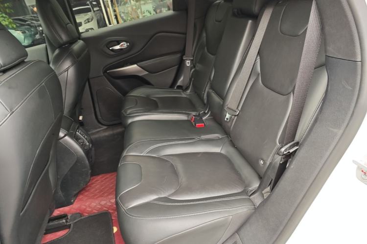 Used Jeep Cherokee 2019 2.0L Two-Wheel Drive Premium Edition China V Emission Standard Left Rear Seat