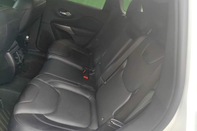Used Jeep Cherokee 2019 2.0T Four-Wheel Drive All-Round Version China VI Left Rear Seat