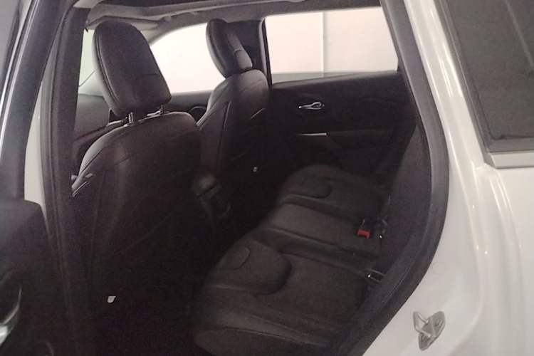 Used Jeep Cherokee 2019 2.0T Two-Wheel Drive Smart Enjoyment Version China V Left Rear Seat