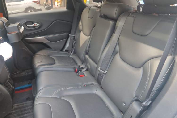 Used Jeep Cherokee 2019 2.0T Four-Wheel Drive Explorer Edition China V Left Rear Seat