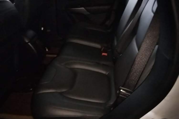 Used Jeep Cherokee 2019 2.0T Four-Wheel Drive Explorer Edition China V Left Rear Seat