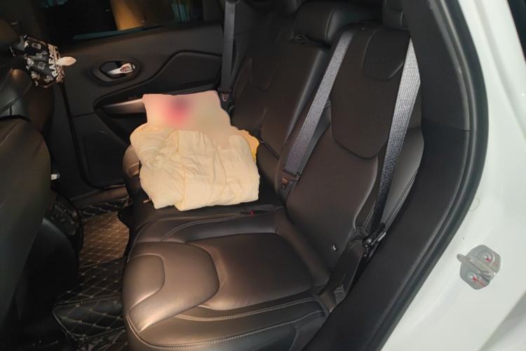 Used Jeep Cherokee 2019 2.0T Four-Wheel Drive Explorer Edition China VI Emission Standard Left Rear Seat