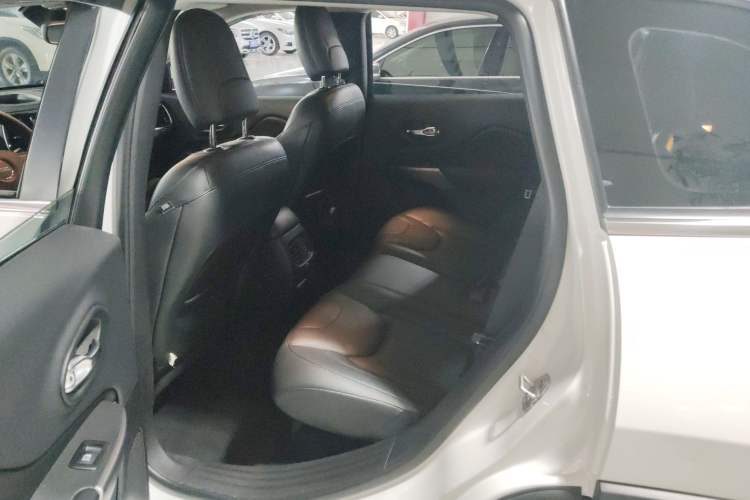 Used Jeep Cherokee 2019 2.0T Two-Wheel Drive Smart Enjoyment Version China V Left Rear Seat