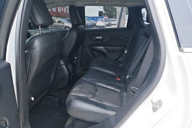 Used Jeep Cherokee 2019 2.0T Two-Wheel Drive Smart Enjoyment Version China V Left Rear Seat