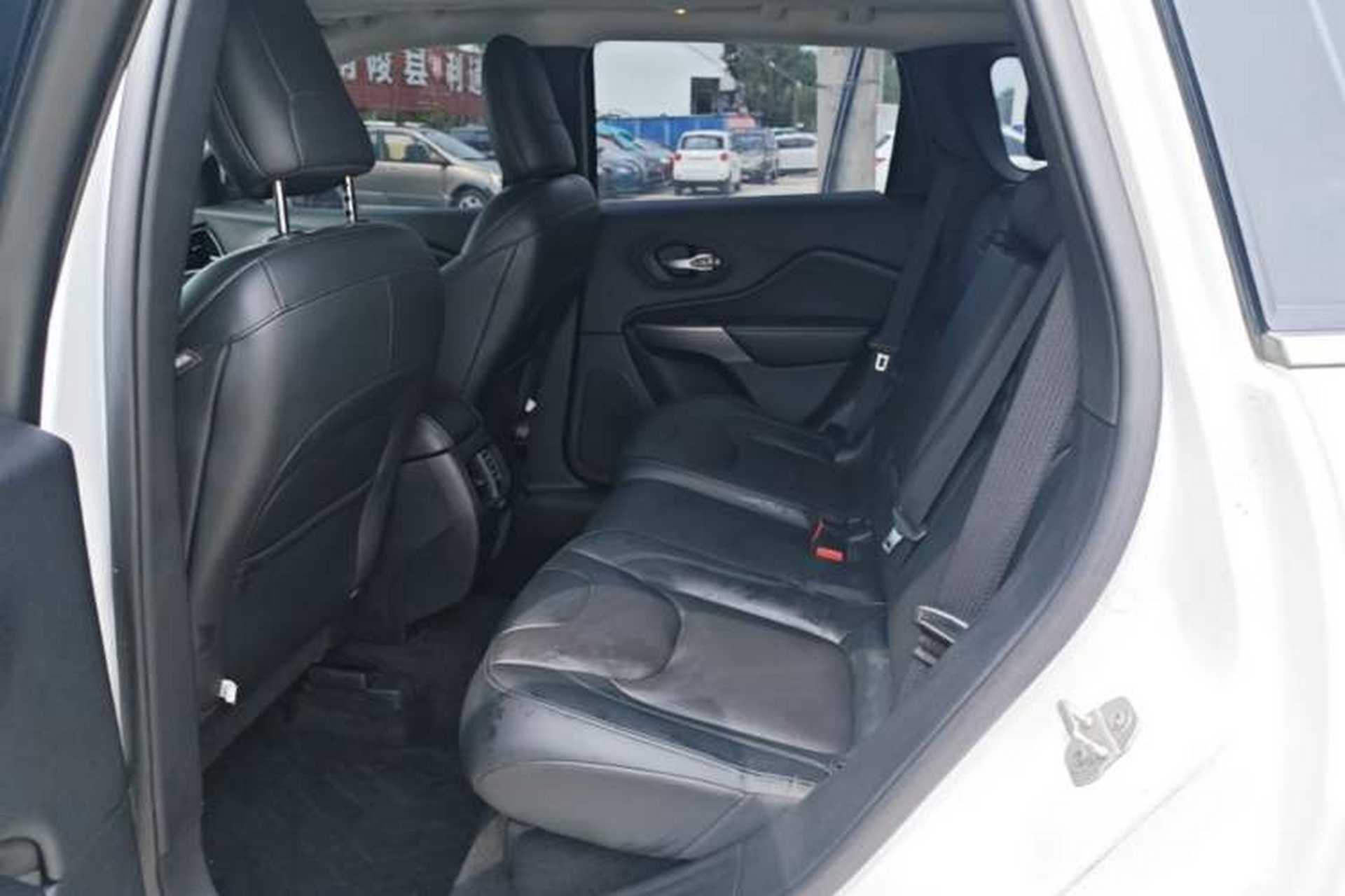 Used Jeep Cherokee 2019 2.0T Two-Wheel Drive Smart Enjoyment Version China V Left Rear Seat