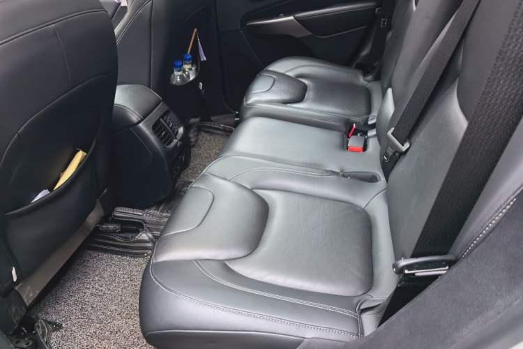 Used Jeep Cherokee 2019 2.0T Four-Wheel Drive Explorer Edition China VI Emission Standard Left Rear Seat