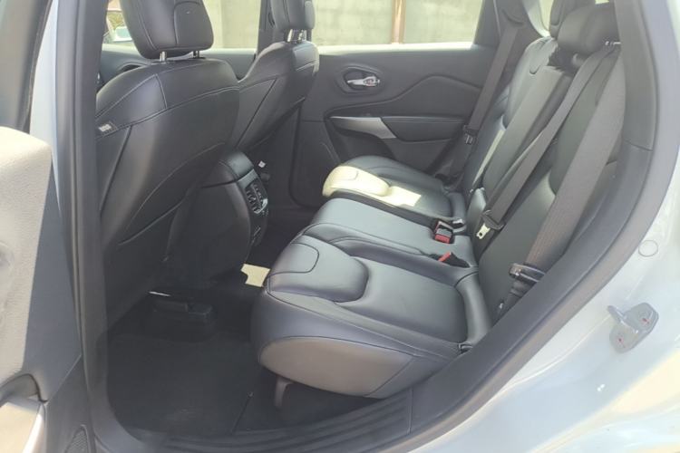 Used Jeep Cherokee 2019 2.0T Two-Wheel Drive Smart Enjoyment Version China VI Left Rear Seat