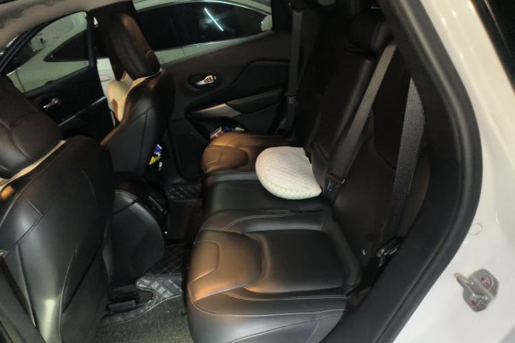Used Jeep Cherokee 2019 2.0T Two-Wheel Drive Smart Enjoyment Version China VI Left Rear Seat