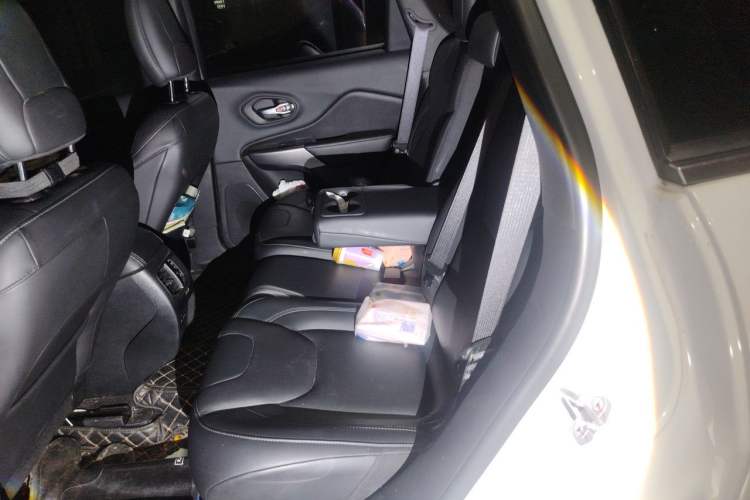 Used Jeep Cherokee 2019 2.0T Two-Wheel Drive Smart Enjoyment Version China V Left Rear Seat