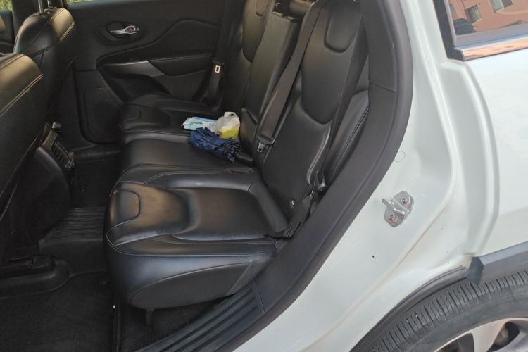 Used Jeep Cherokee 2019 2.0T Four-Wheel Drive Explorer Edition China V Left Rear Seat