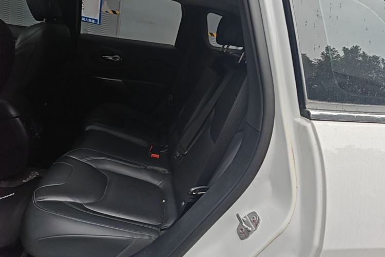 Used Jeep Cherokee 2019 2.0T Two-Wheel Drive Smart Enjoyment Version China V Left Rear Seat