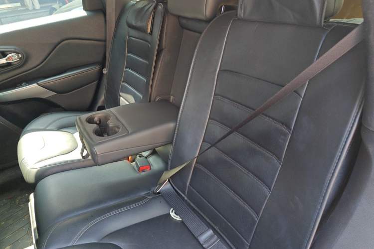 Used Jeep Cherokee 2019 2.0T Two-Wheel Drive Smart Enjoyment Version China VI Left Rear Seat