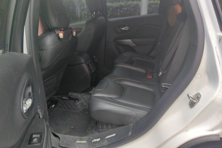 Used Jeep Cherokee 2019 2.0T Two-Wheel Drive Smart Enjoyment Version China VI Left Rear Seat