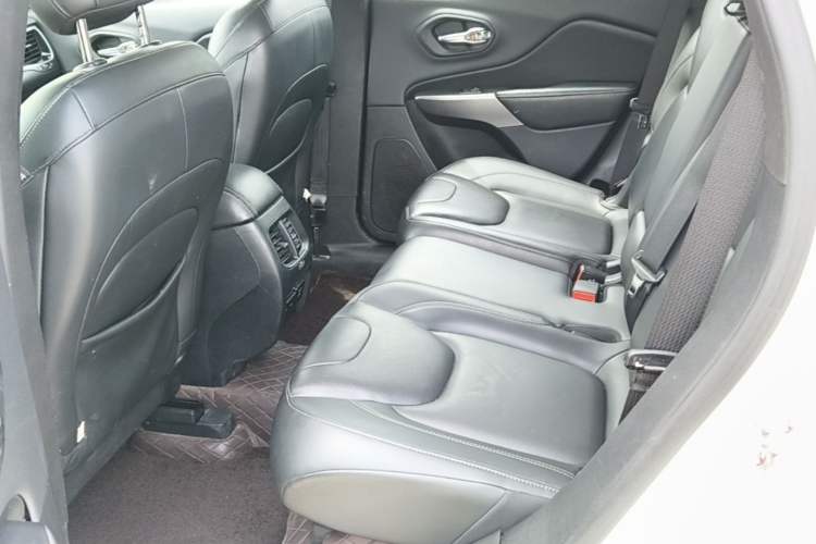 Used Jeep Cherokee 2019 2.0T Four-Wheel Drive Explorer Edition China VI Emission Standard Left Rear Seat