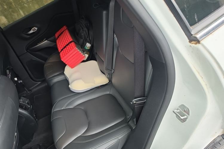 Used Jeep Cherokee 2019 2.0T Two-Wheel Drive Smart Enjoyment Version China V Left Rear Seat
