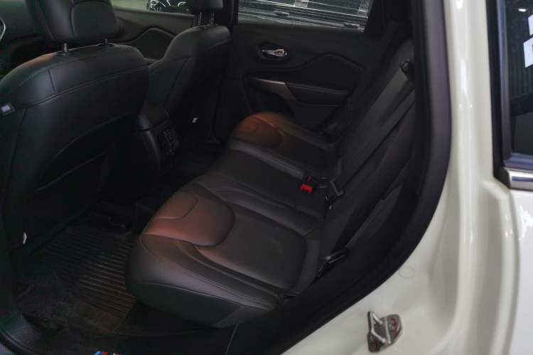 Used Jeep Cherokee 2019 2.0T Four-Wheel Drive Explorer Edition China V Left Rear Seat