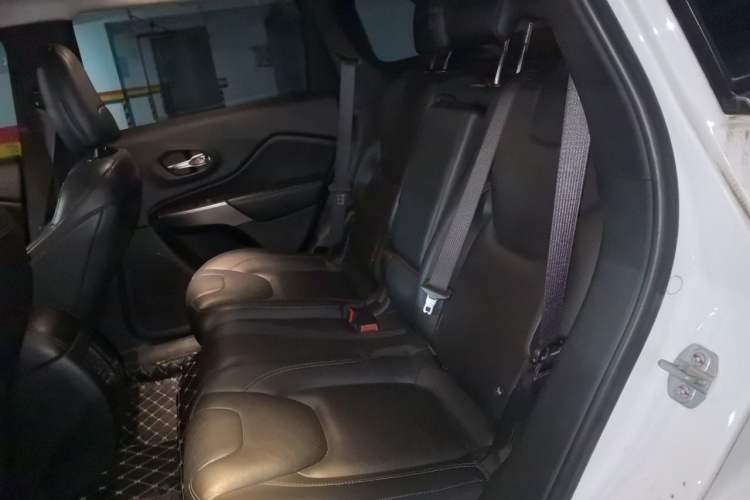 Used Jeep Cherokee 2019 2.0T 2WD Enjoyment Edition China V Left Rear Seat