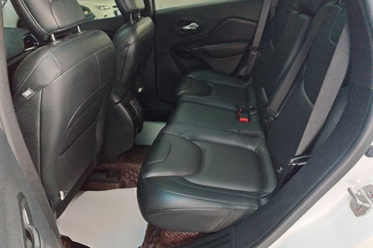 Used Jeep Cherokee 2019 2.0T Four-Wheel Drive Explorer Edition China VI Emission Standard Left Rear Seat