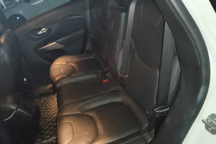Used Jeep Cherokee 2019 2.0L 2WD Premium Edition China VI Left Rear Seat